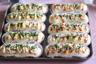 番茄酱挤条，沙拉酱挤条，在撒上香葱碎。