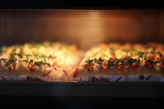 放入烤箱中层180度烘烤20分钟，出炉。普通烤箱提前预热八分钟，180度烘烤25分钟