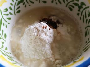 烫种部分放入碗里，加入沸水。