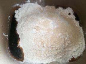 主面团原料，除黄油和食盐外都加入面包桶，开启和面功能。