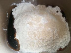 主面团原料，除黄油和食盐外都加入面包桶，开启和面功能。