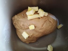 一个程序后加入黄油和食盐，继续揉至。