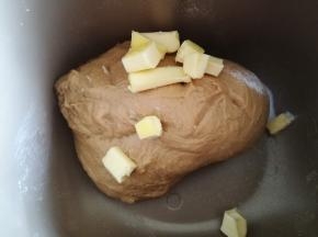 一个程序后加入黄油和食盐，继续揉至。