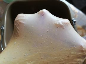 揉至面团能轻松拉出面膜。