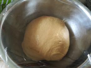 保鲜膜覆盖进行发酵。