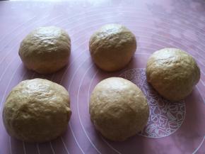 取出面团排气后，平均分为五等份。