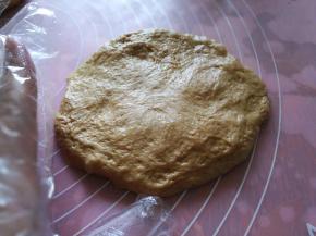 取一个面团，按扁成圆形。