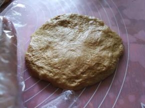 取一个面团，按扁成圆形。