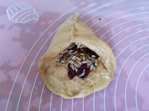 放入馅料，用手捏成三角形。