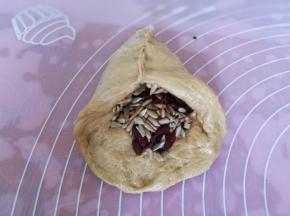 放入馅料，用手捏成三角形。