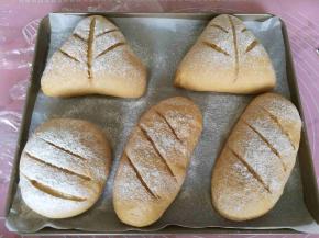 面团发酵，两倍大表面筛面粉。割口。