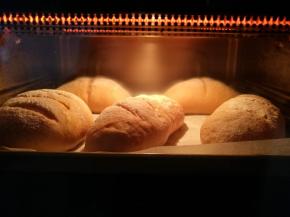 放入烤箱，180度烘烤28分钟出炉。