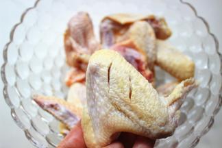 鸡全翅洗净，表面刻花刀。