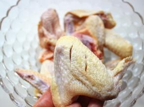鸡全翅洗净，表面刻花刀。