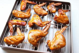 15分钟后，拿出来，表面再刷一遍刚才腌鸡翅的料汁，再次送入烤箱烤5分钟。