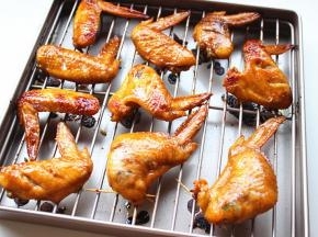 15分钟后，拿出来，表面再刷一遍刚才腌鸡翅的料汁，再次送入烤箱烤5分钟。