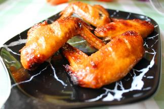 烤好的鸡翅趁热享用。