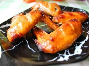 烤好的鸡翅趁热享用。