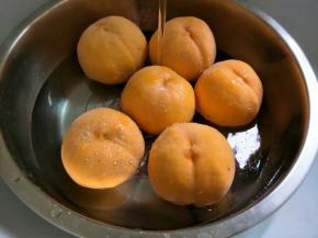 将黄桃洗干净备用；