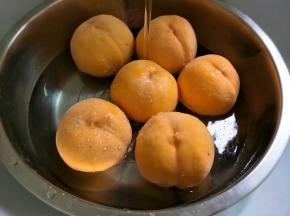 将黄桃洗干净备用;