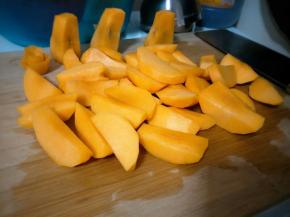 将洗好的黄桃去核，切成均匀的块儿状；