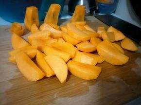 将洗好的黄桃去核,切成均匀的块儿状;