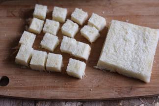 吐司片去掉边角，切成小方块。