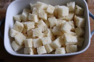 放入陶瓷烤盘，烤盘里可以涂抹一层薄薄的黄油，方便脱模，我是直接在里面吃，就没涂抹。