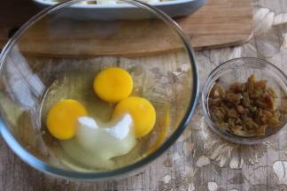 葡萄干提前温水泡软，鸡蛋打入盆里，加入细砂糖，手动打蛋器搅匀。