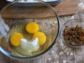 葡萄干提前温水泡软，鸡蛋打入盆里，加入细砂糖，手动打蛋器搅匀。
