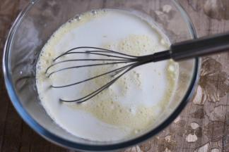打匀的鸡蛋液里，加入牛奶，淡奶油，搅匀。