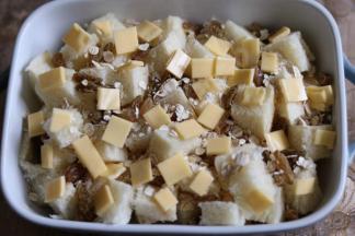 表面放入葡萄干，燕麦片，芝士片切丁。