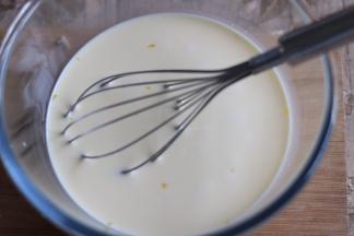 搅匀后的样子，布丁液就做好了，有点零星蛋液也没事，等下我们要过滤。