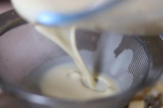 布丁液过筛倒入面包丁里。