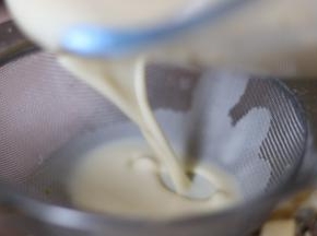 布丁液过筛倒入面包丁里。
