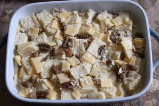 尽量让每块面包丁都浸泡上布丁液，表面可以用手按下帮助吸收布丁液。