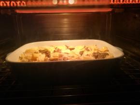 放入烤箱190度，烘烤25分钟，表面金黄即可出炉。