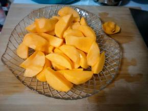 将切好的黄桃再过一下凉水捞出备用；