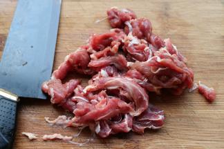 羊肉，大约是后腿部位的，比较瘦，切成片。