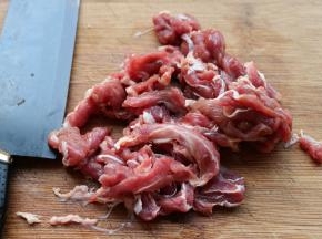 羊肉，大约是后腿部位的，比较瘦，切成片。