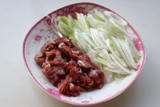 葱白切成丝，要多一些。