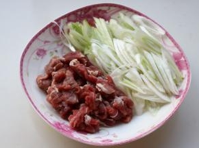 葱白切成丝，要多一些。