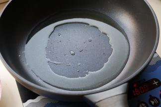 炒锅烧热，放入略多一些的油。