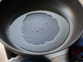 炒锅烧热，放入略多一些的油。