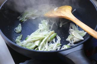 下入葱丝略翻炒。