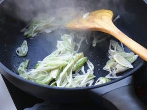 下入葱丝略翻炒。