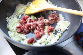 下入羊肉片翻炒。