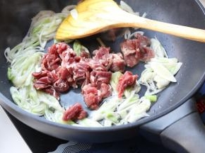 下入羊肉片翻炒。