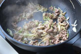 继续快炒1分钟。