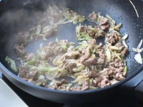 继续快炒1分钟。